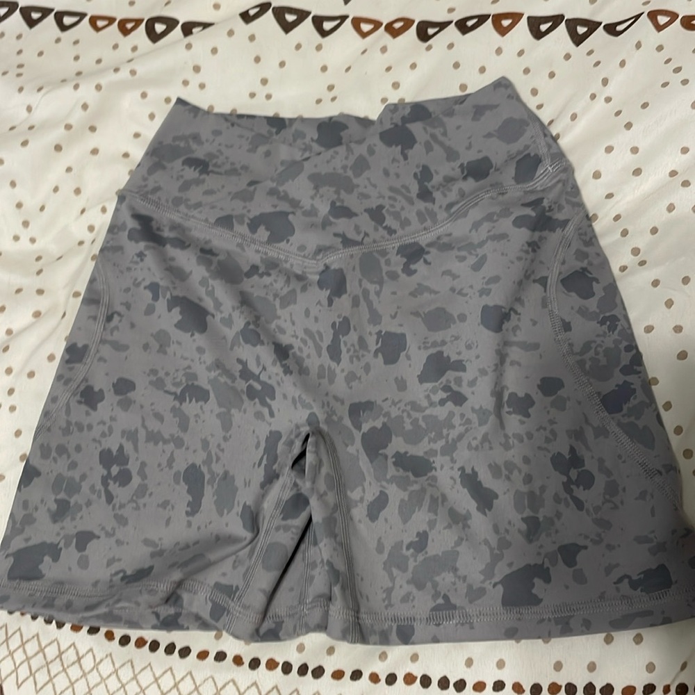 Alphalete cross waist shorts